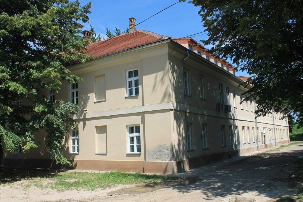 Kasarna na Petrovaradinskoj tvrđavi, dvospratna zgrada sa crvenim krovom