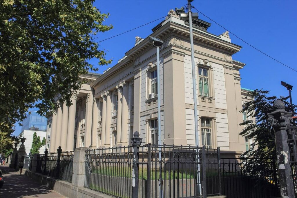 Univerzitetska biblioteka „Svetozar Marković", neoklasicistička zgrada sa stubovima